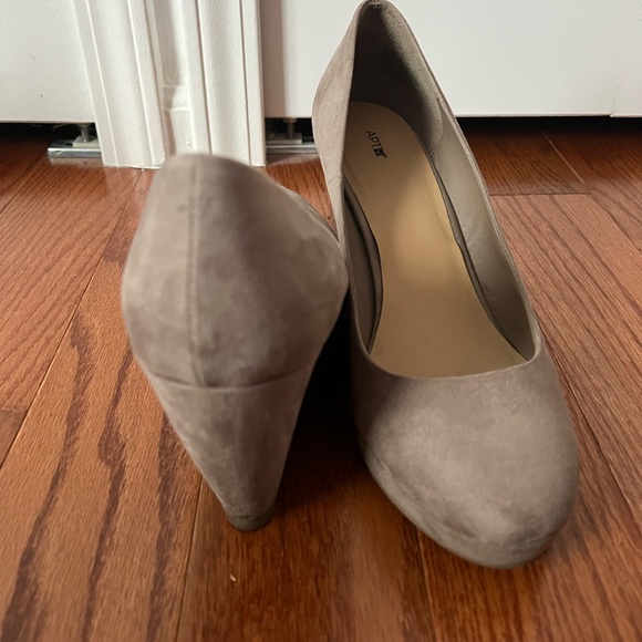 Gently worn wedges - Picture 4 of 4